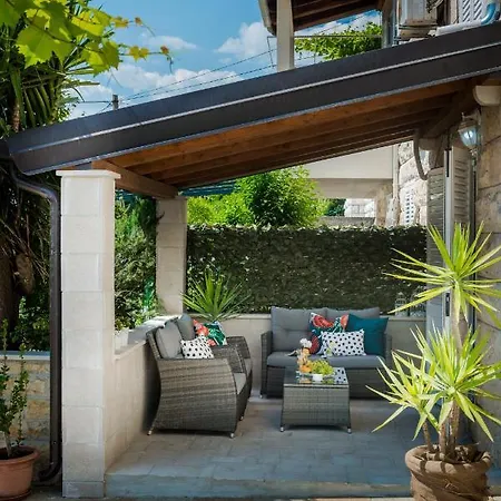 Niko's Charming With Free Parking Apartment *