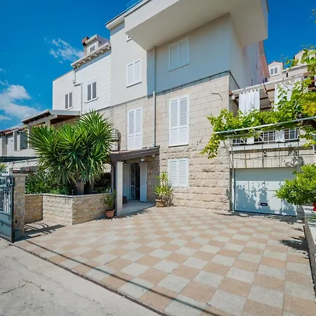 Apartment Niko's Charming With Free Parking