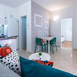 Niko's Charming With Free Parking Appartement