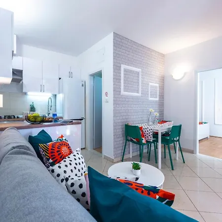 Niko's Charming With Free Parking *