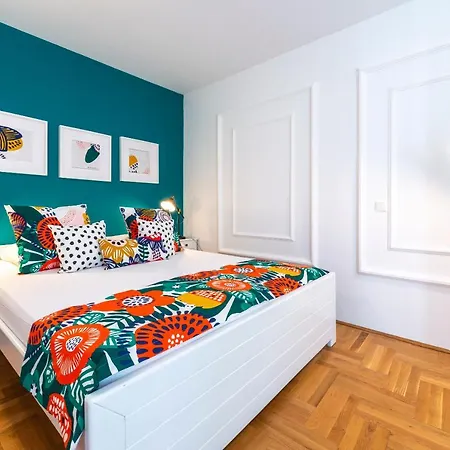 Niko's Charming With Free Parking