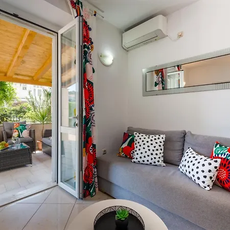 Niko's Charming With Free Parking شقة دوبروفينك