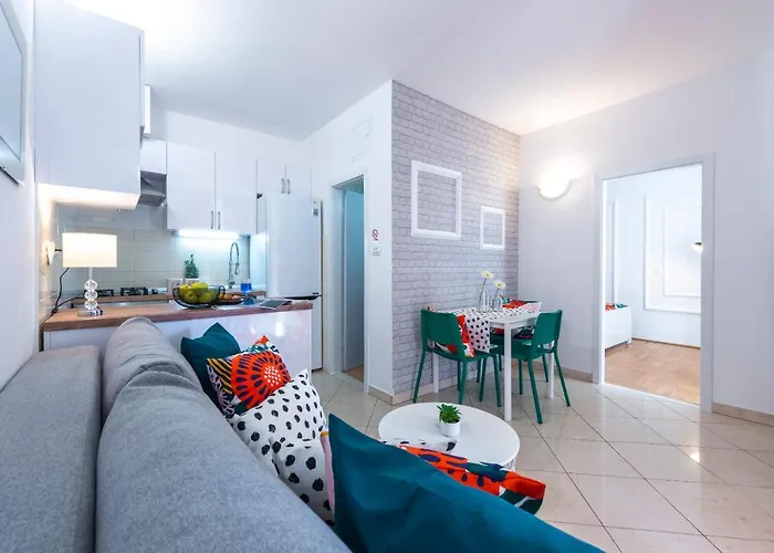 Niko's Charming With Free Parking *