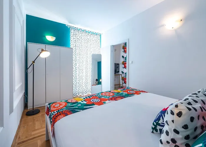 Niko's Charming With Free Parking