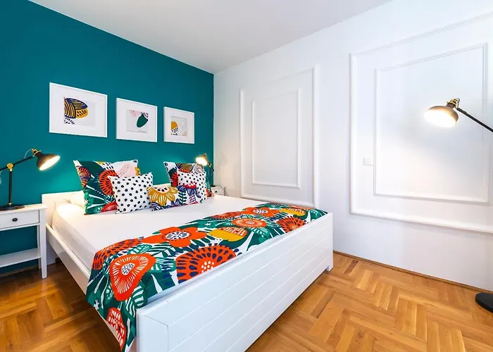 Niko's Charming With Free Parking