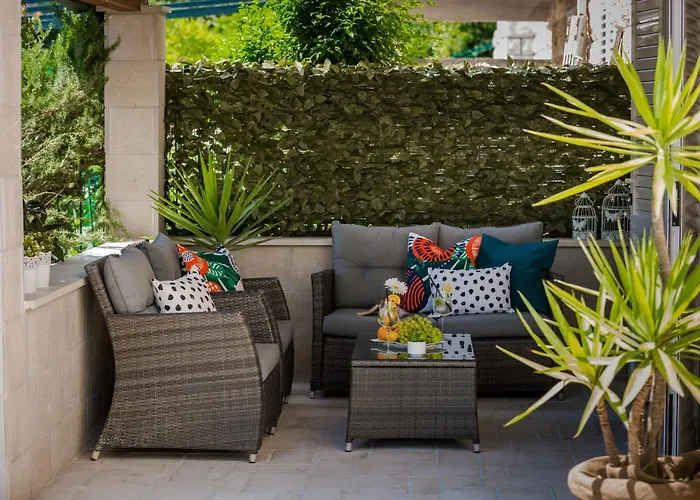 Niko's Charming With Free Parking *