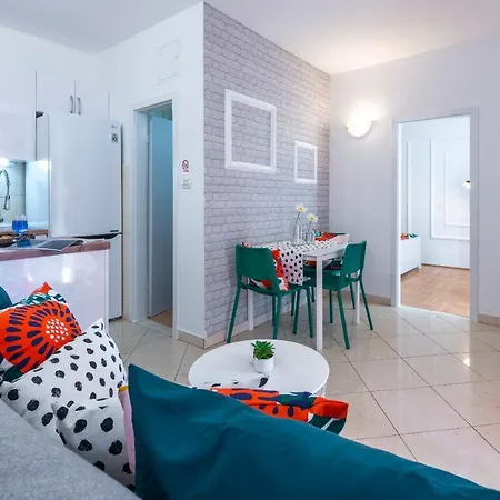 Niko's Charming With Free Parking Apartmán