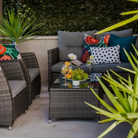 Niko's Charming With Free Parking Apartmán