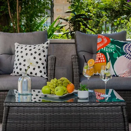 Apartmán Niko's Charming With Free Parking